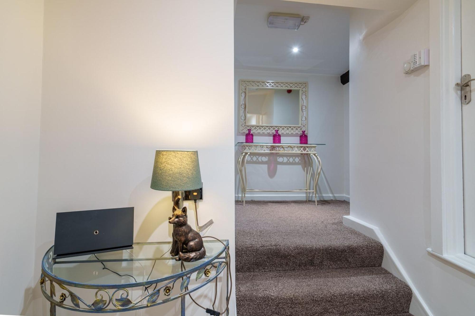 Library View Apartment Kendal Luaran gambar