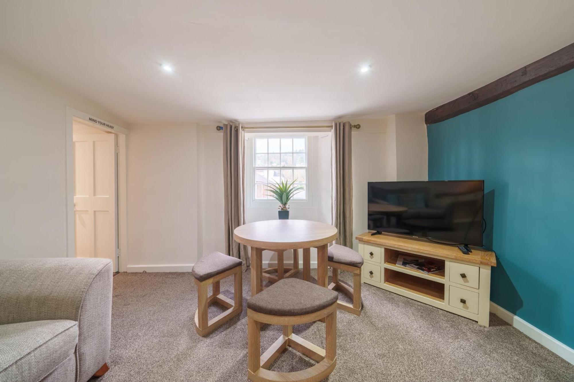 Library View Apartment Kendal Luaran gambar